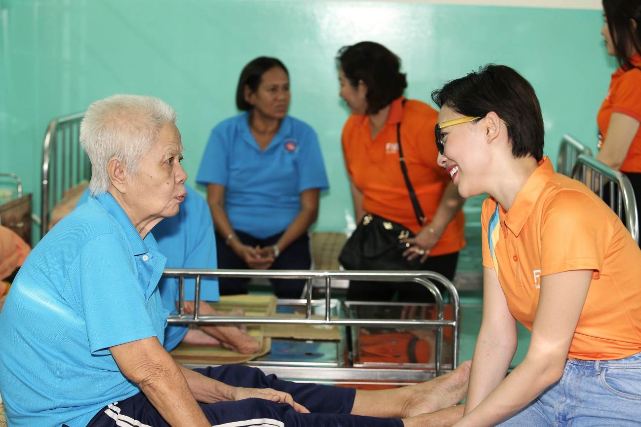 FWD Viet Nam se chia hanh phuc den cac cu gia neo don hinh anh