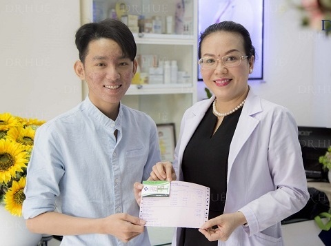 Dr. Hue giup nhieu sinh vien thoat khoi noi lo ve mun hinh anh