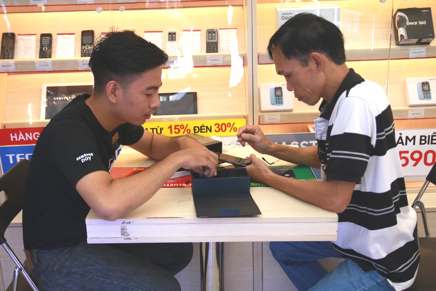 FPT Shop se giao 3.000 may Galaxy Note 8 trong ngay mo ban hinh anh