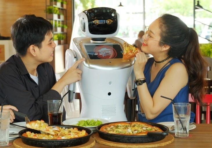 Vua an pizza vua giai tri cung robot HutGirl hinh anh