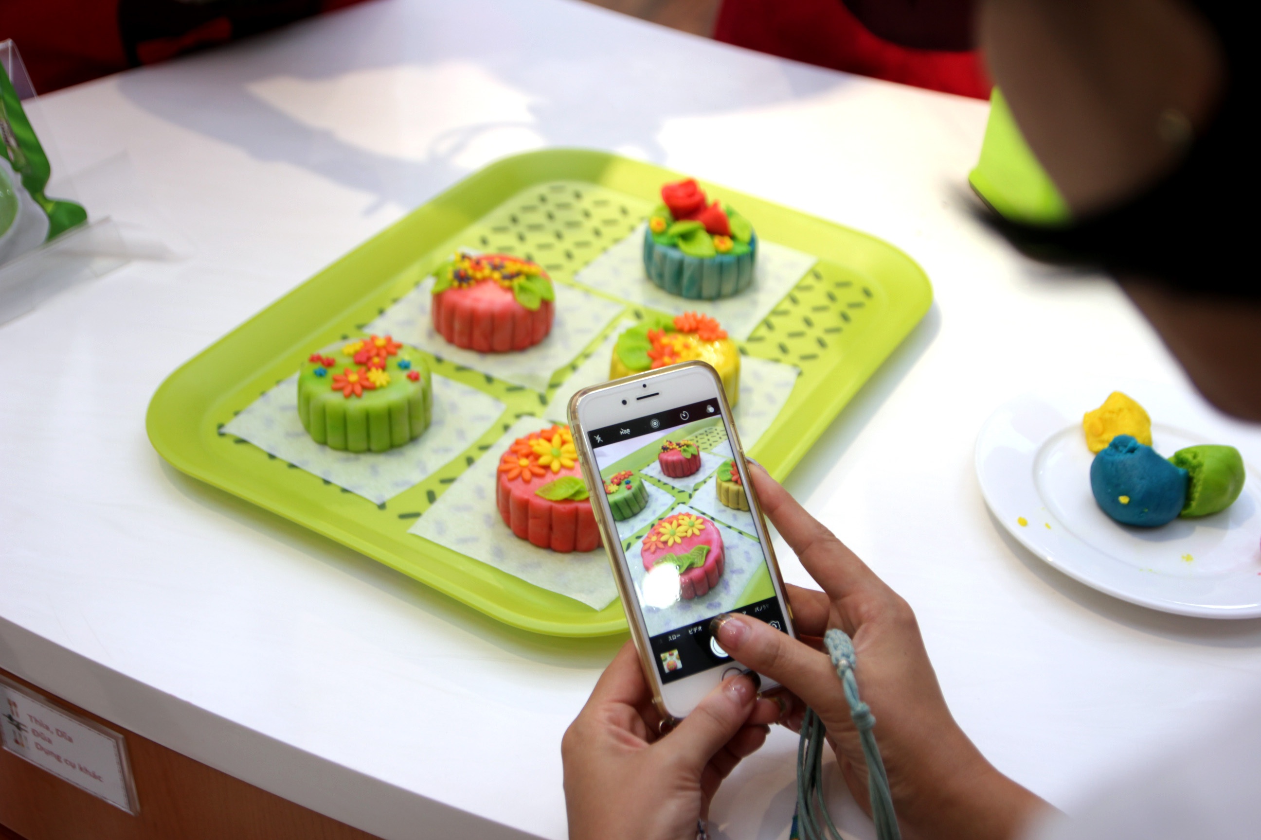 Lop hoc lam banh trung thu Viet thu hut phu nu Nhat hinh anh