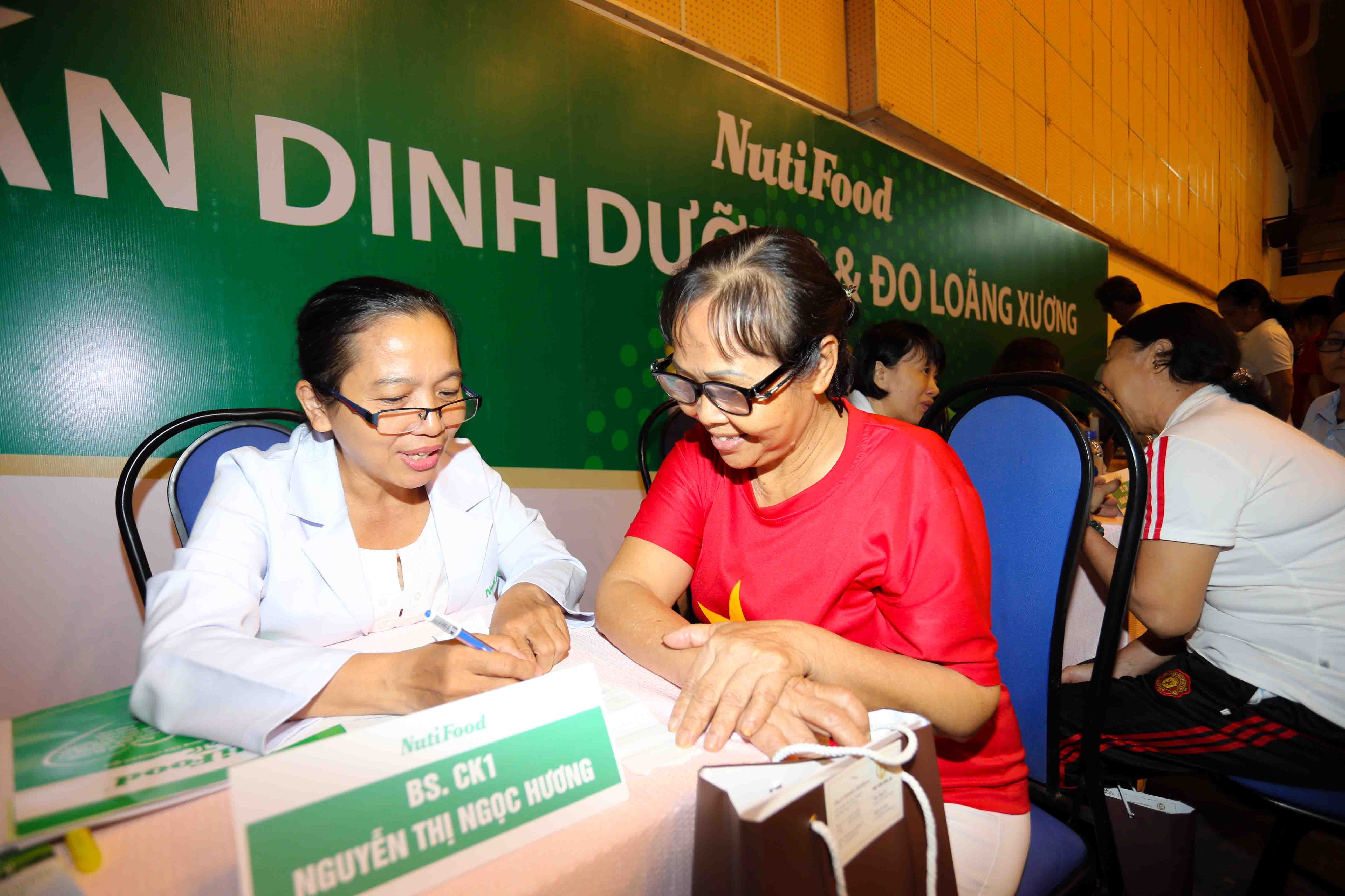 Kham suc khoe va tu van dinh duong cho nguoi cao tuoi hinh anh