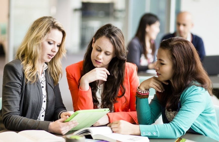 San hoc bong 10-100% tai trien lam du hoc toan cau hinh anh