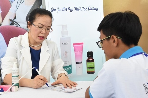 Ngay hoi lam dep cua Dr. Hue thu hut hang nghin sinh vien hinh anh