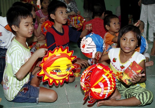 Trung thu am ap cho nhung em nho kho khan hinh anh