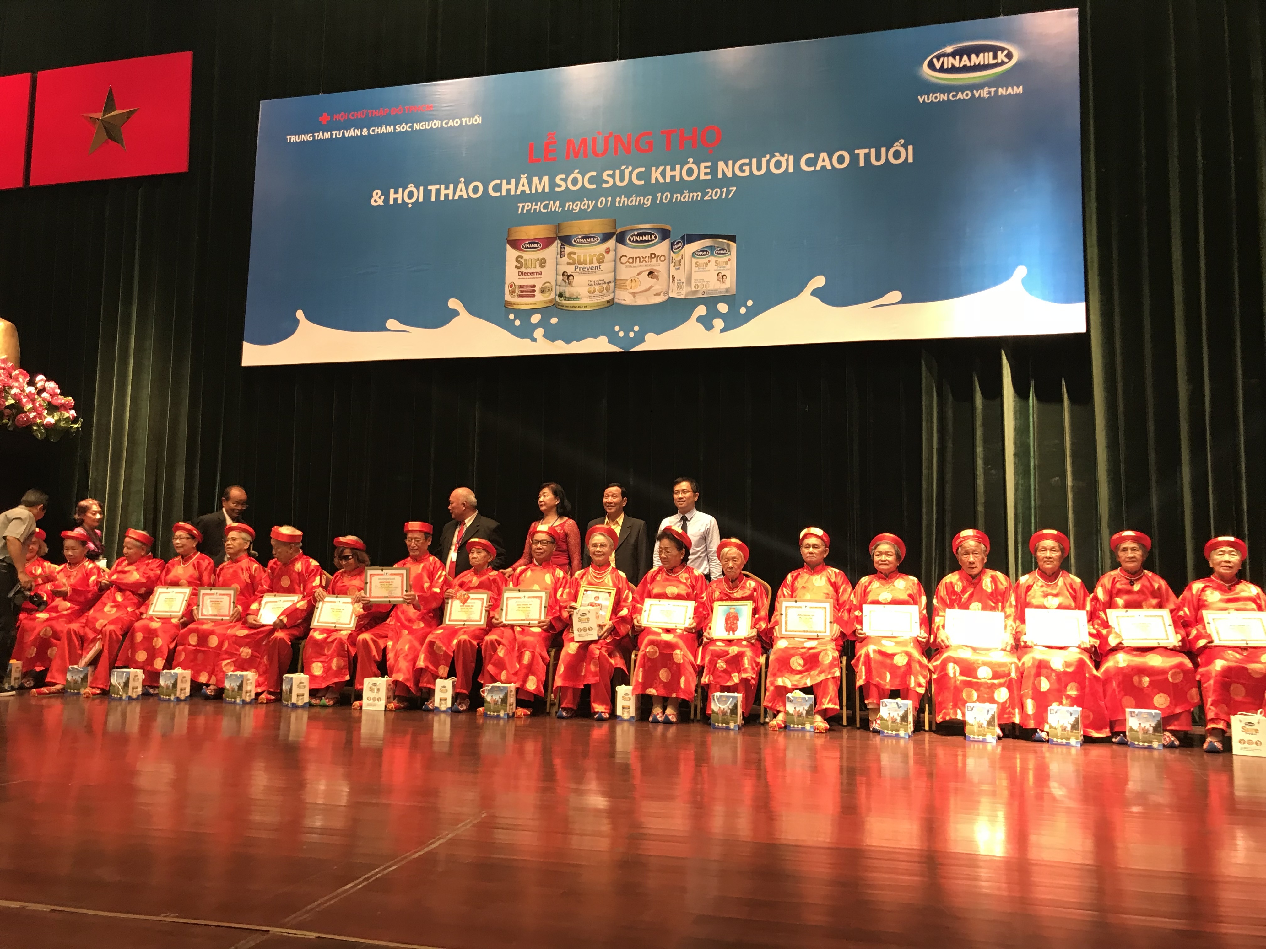 Vinamilk chăm sóc sức khỏe cho người cao tuổi ảnh 1 Vinamilk cham soc suc khoe cho nguoi cao tuoi anh 1