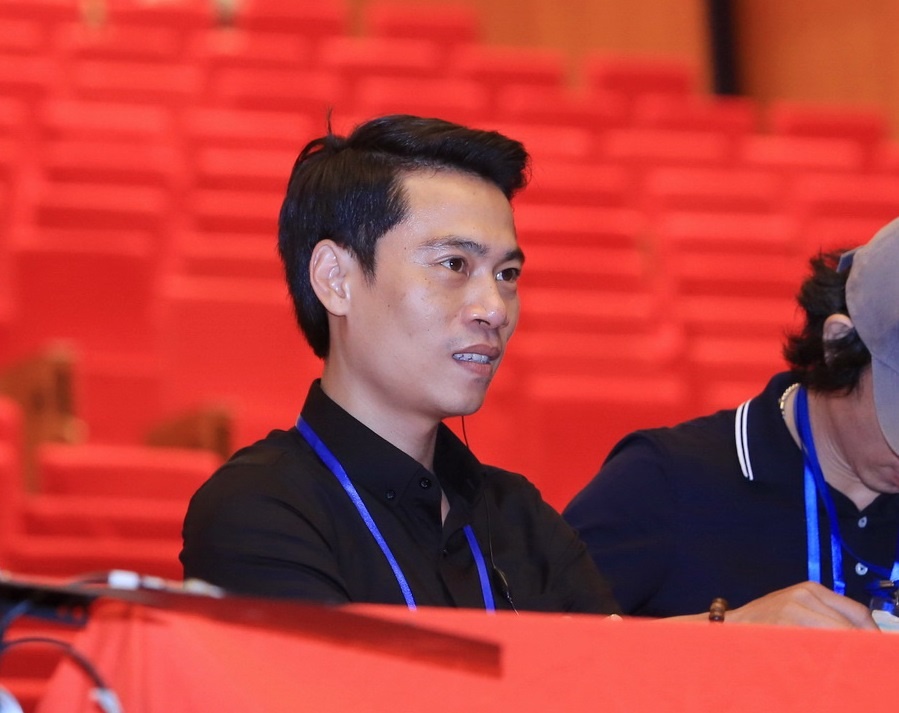 Pham Hoang Giang - dao dien dung sau cac cap tinh nhan tren san khau hinh anh