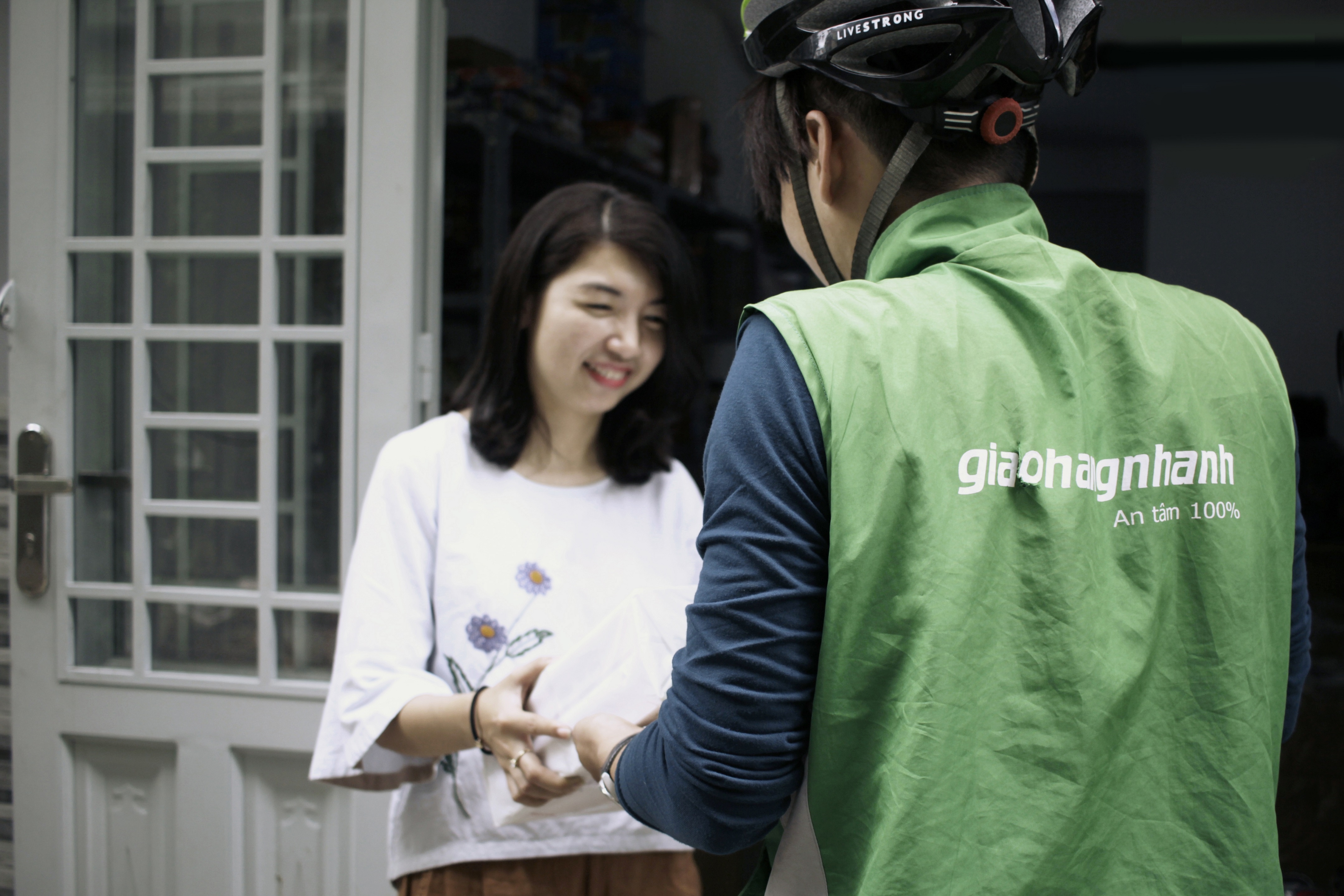 chu shop online gian truan tim shipper anh 3