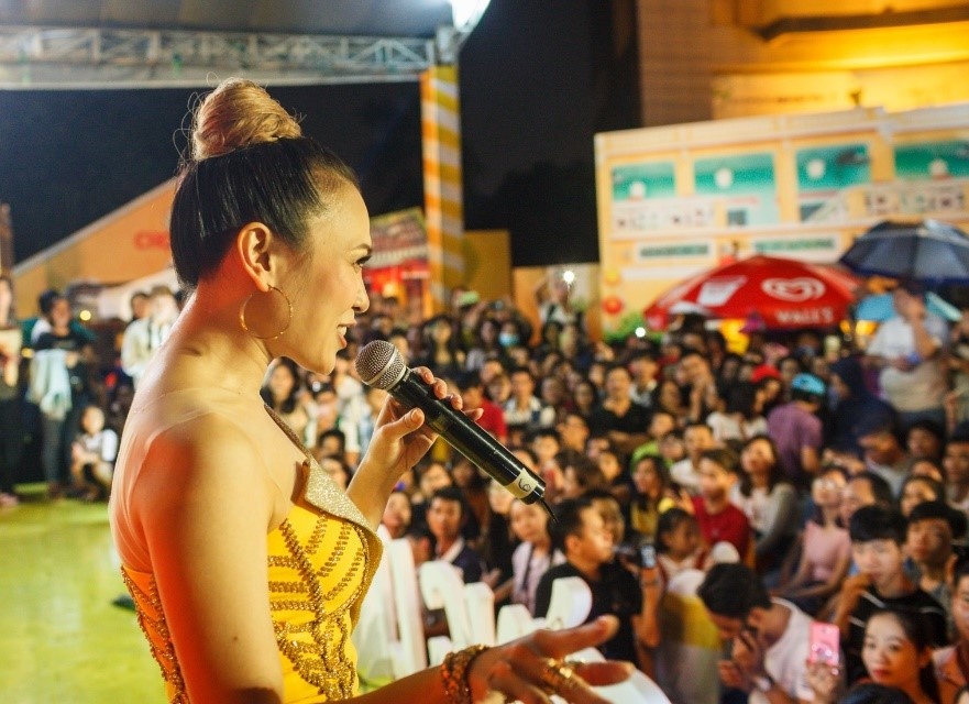 My Tam chay cung 4.000 fan trong 'dem mua Hoi An' giua Sai Gon hinh anh