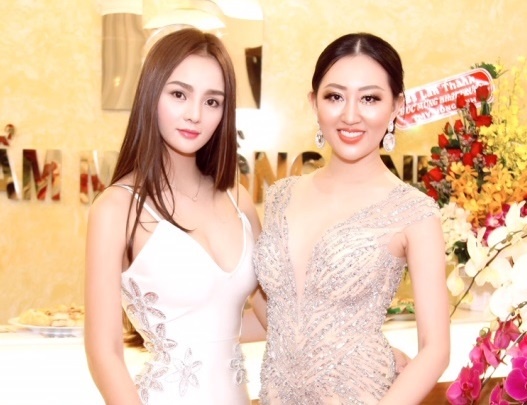 Dan nguoi dep hoi tu mung khai truong Tham my vien Hong Anh hinh anh