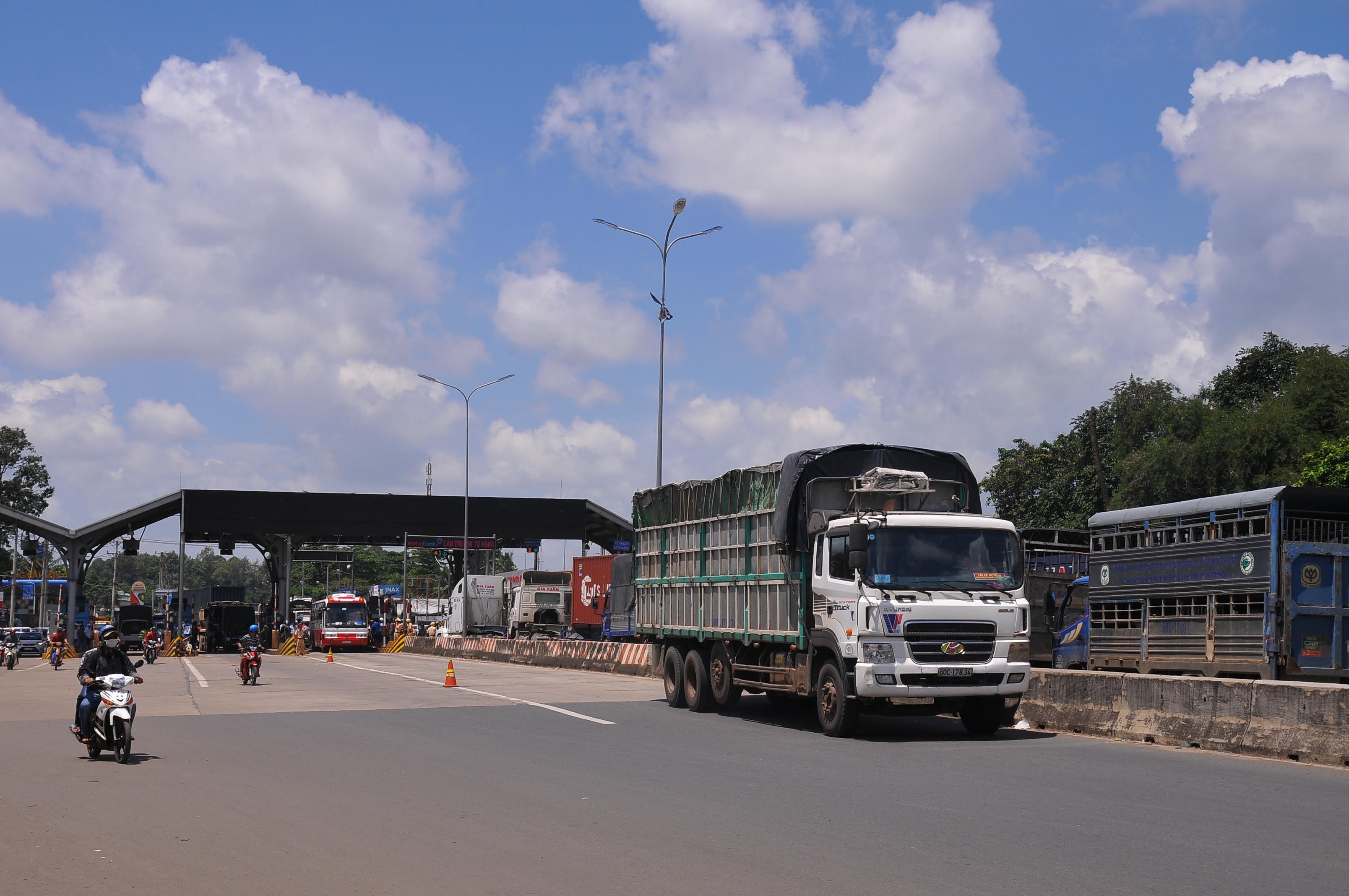 Gan 400 oto duoc de xuat mien phi tai tram BOT Bien Hoa hinh anh