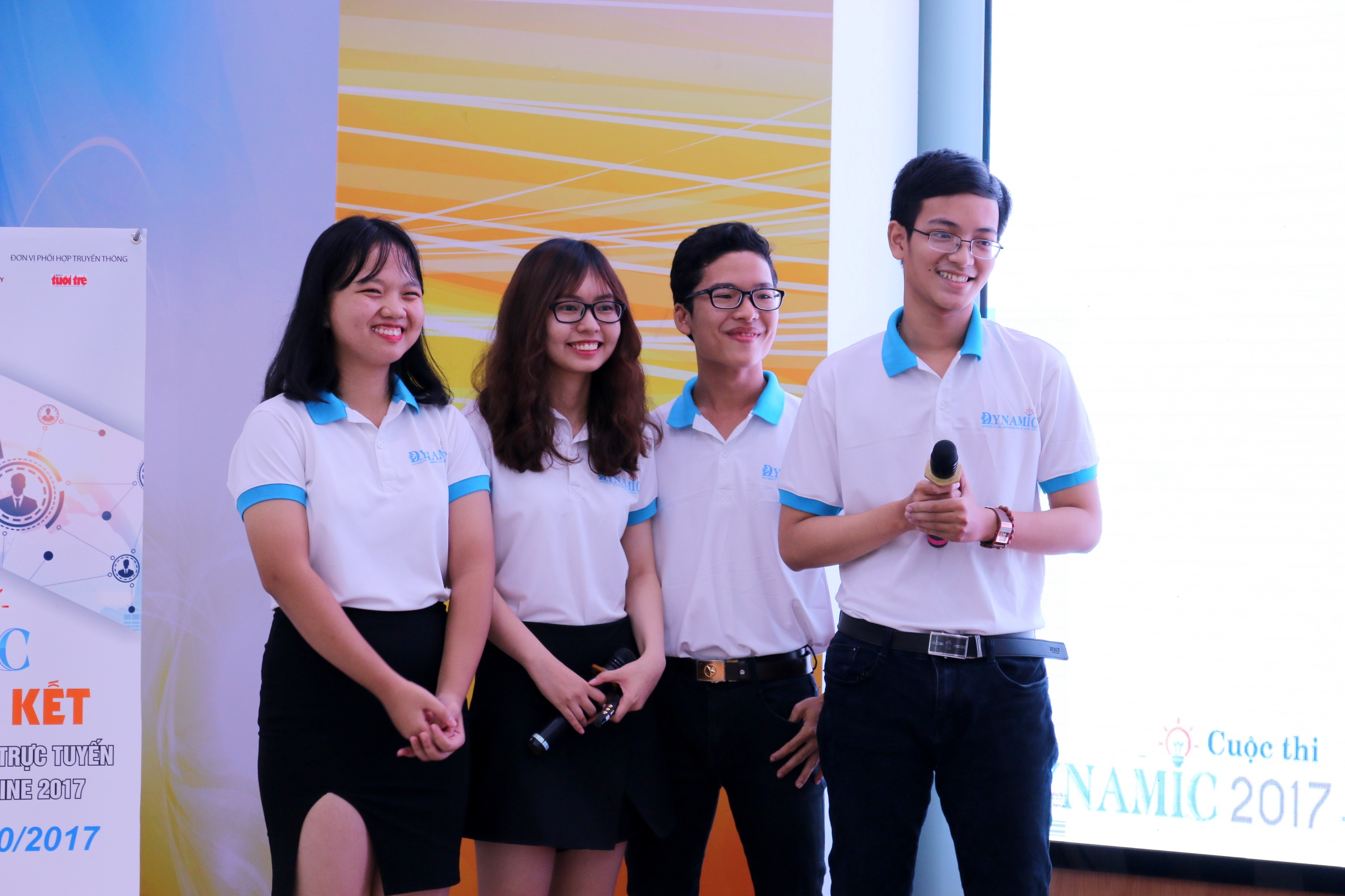 Sinh vien 3 mien so tai lanh dao doanh nghiep ao qua phan mem hinh anh