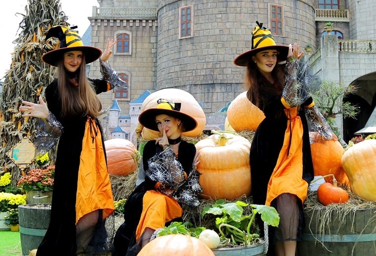 Halloween ky bi tren dinh Ba Na hinh anh