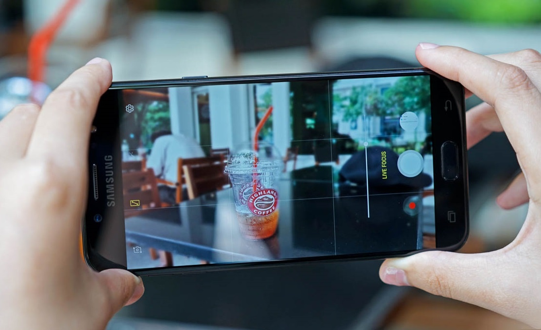 Samsung Galaxy J7+ anh 6