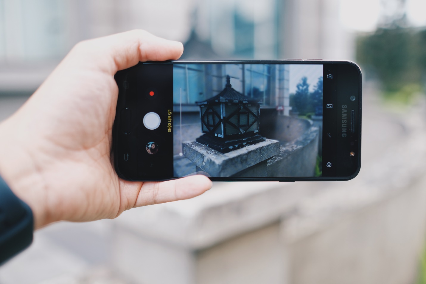 Samsung Galaxy J7+ anh 3