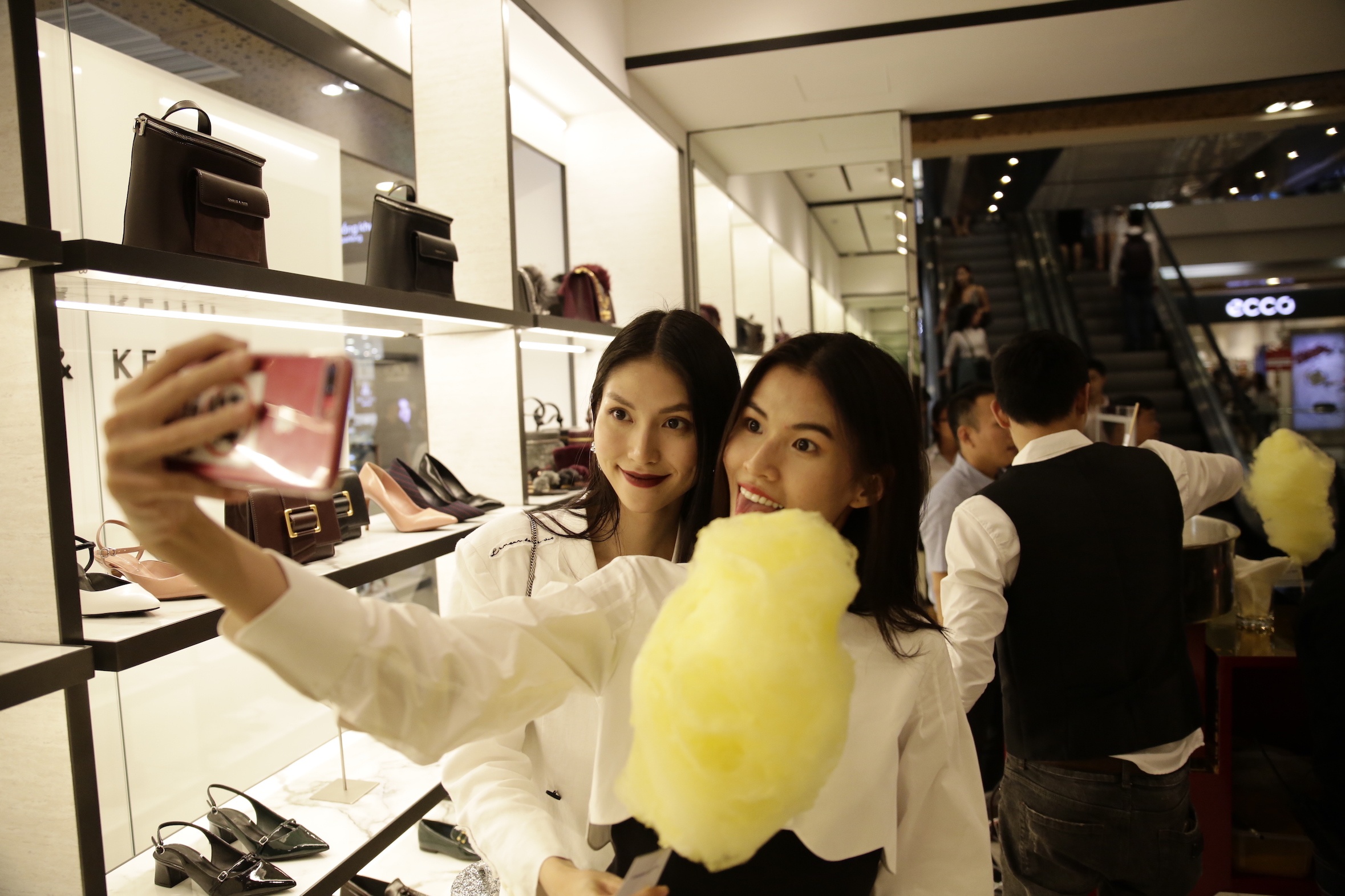 Sao Next Top dien do ton sur ton, than thiet chup anh trong su kien hinh anh