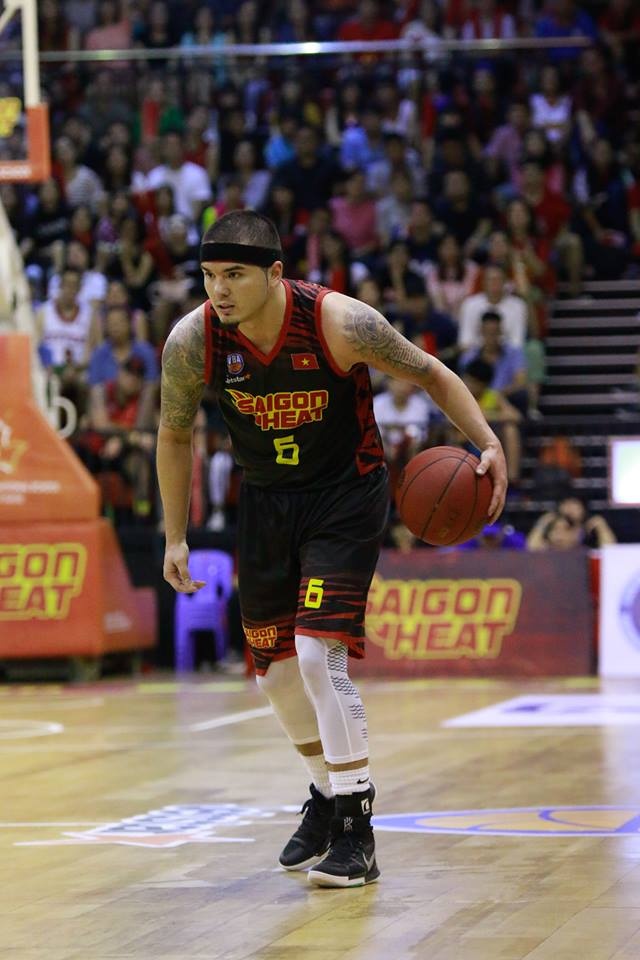 Viet Arnold tung that vong khi ve Viet Nam anh 1