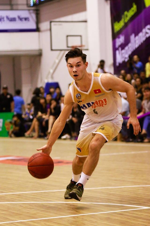 Viet Arnold tung that vong khi ve Viet Nam anh 2