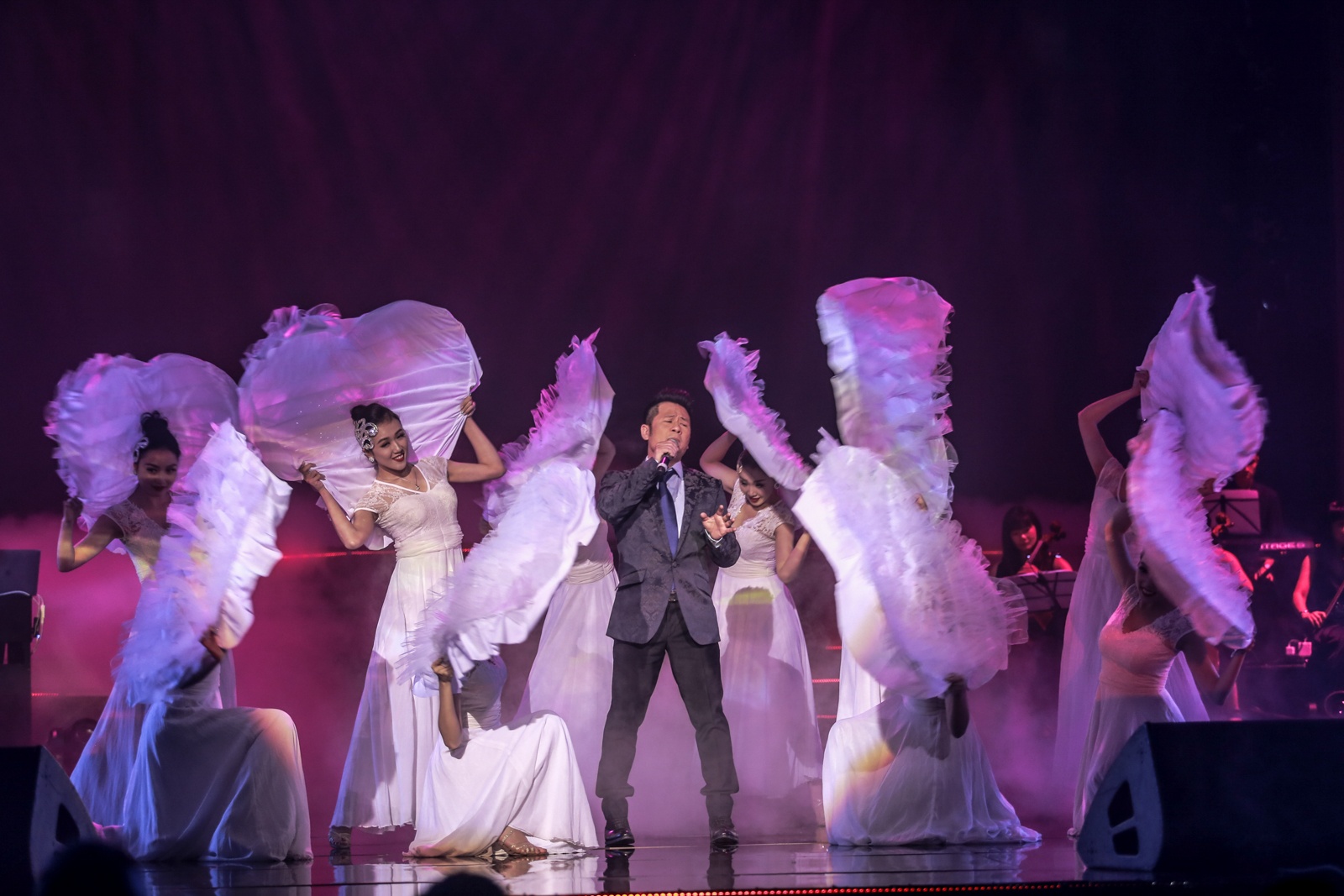 Hong Nhung,  Bang Kieu ke bon mua tinh yeu anh 9