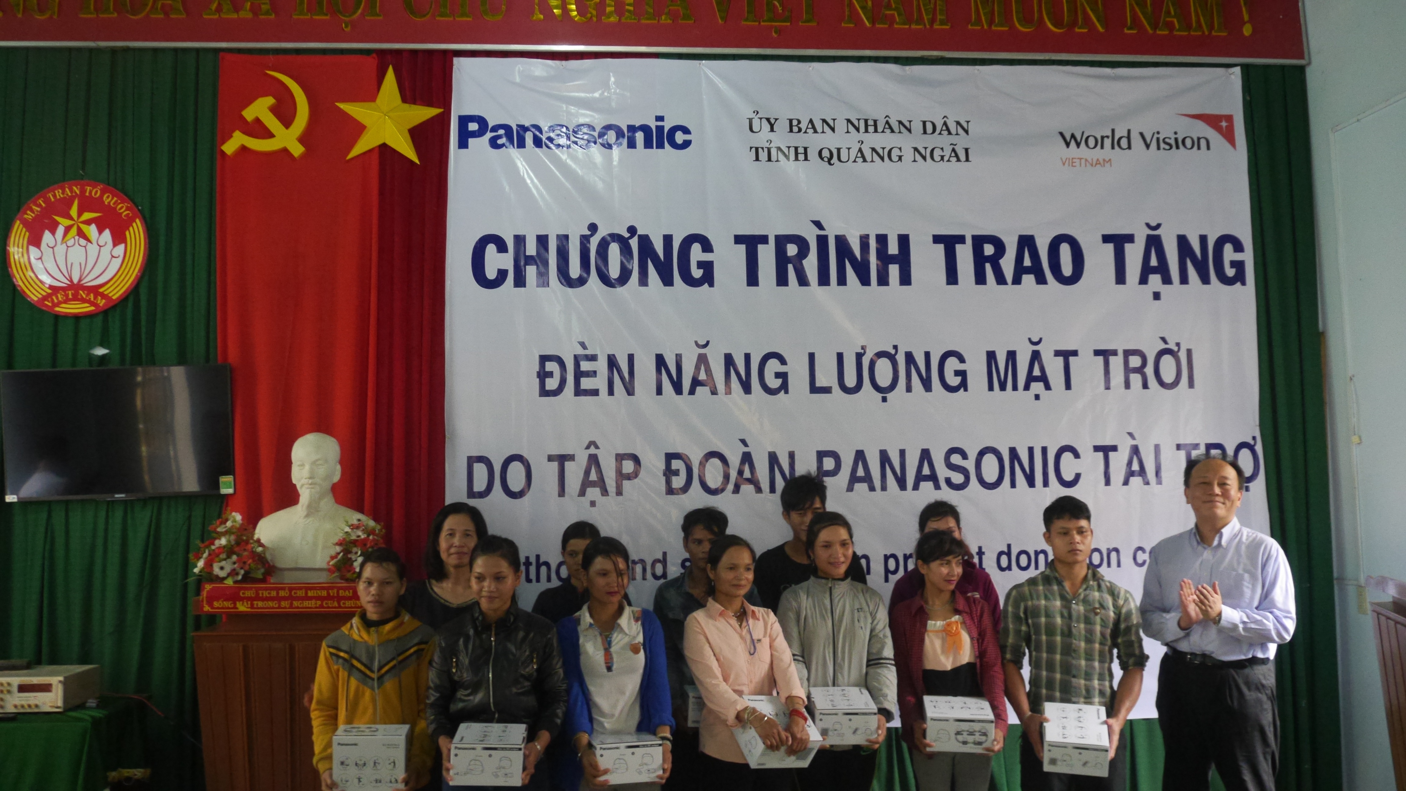 Panasonic tang 1.200 den nang luong mat troi cho nguoi dan mien Trung hinh anh