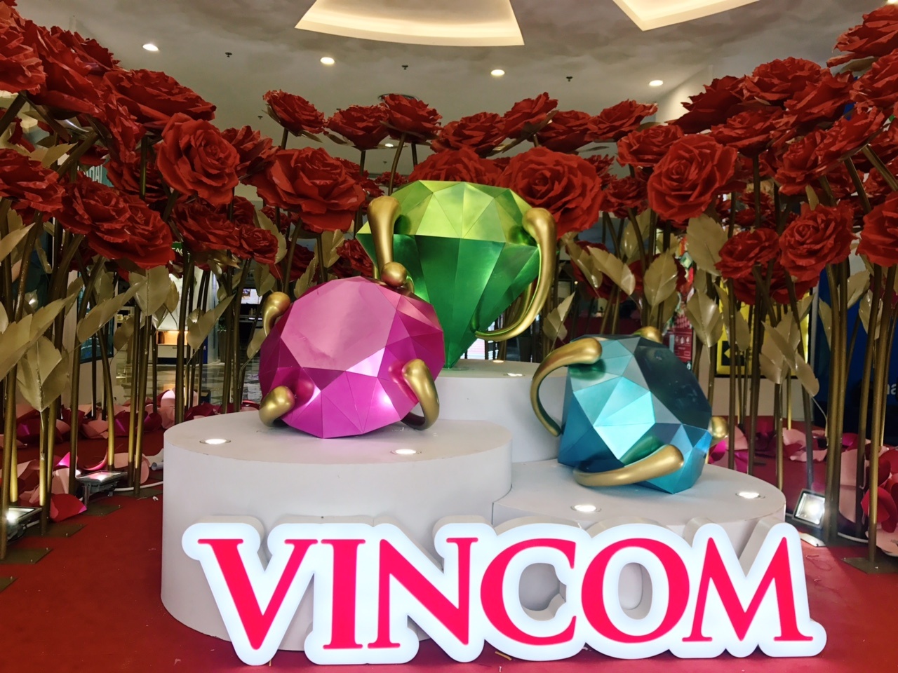 Vincom ton vinh phu nu Viet voi kim cuong va hoa hong hinh anh