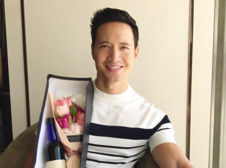 Kim Ly bat ngo khoe qua tang nguoi thuong ngay 20/10 hinh anh