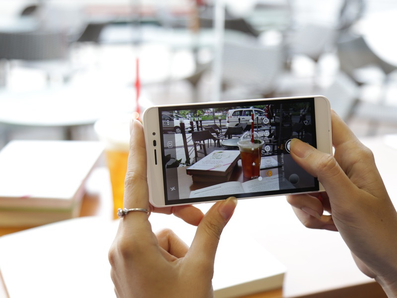 Chon smartphone nao trong tam gia 2 trieu dong? hinh anh