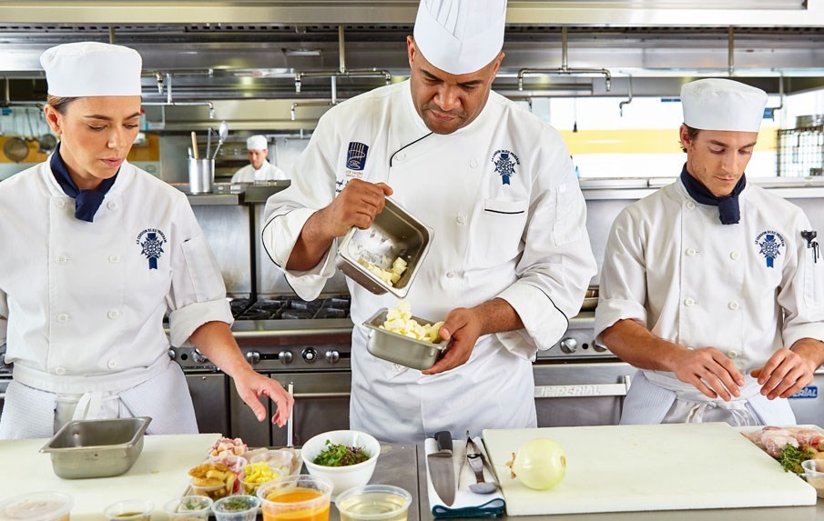 Hoc nha hang khach san am thuc tai Le Cordon Bleu, co hoi viec lam cao hinh anh