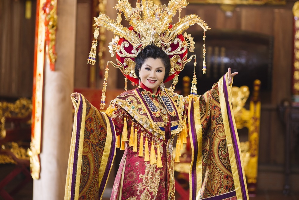 NSUT Tu Suong mo man BST ‘Ngoc vien Dong’ tai Fashionology Festival hinh anh