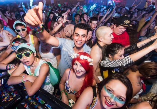 Red Halloween - le hoi hoa trang hap dan cho ban tre Ha thanh hinh anh