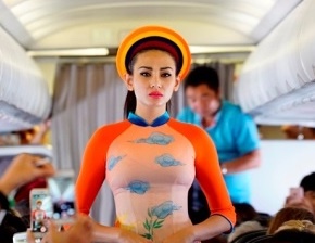 Sieu mau Vo Hoang Yen trinh dien ao dai tren tau bay hinh anh