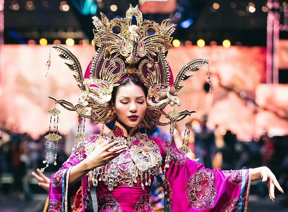 Ngam BST ‘Ngoc vien dong’ day huyen bi cua NTK Le Long Dung hinh anh