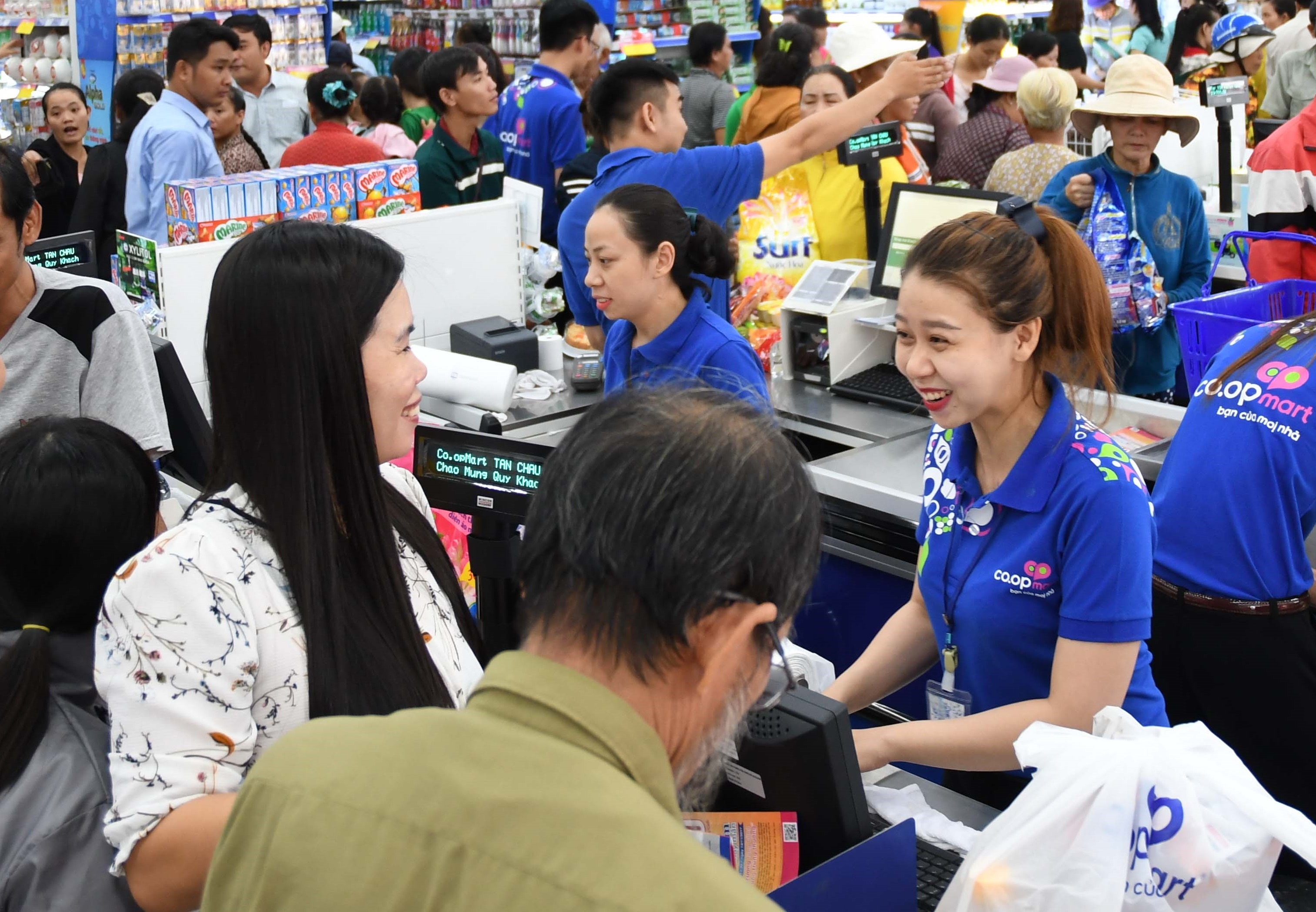 Co.opmart Tan Chau, Tay Ninh hut khach nho khuyen mai lon hinh anh