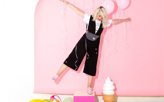 San runway phong cach pop art xuat hien tai pho di bo Nguyen Hue hinh anh