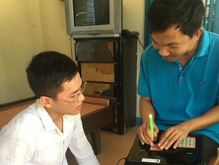 Chang sinh vien che tao thiet bi hoc tap cho nguoi khiem thi hinh anh