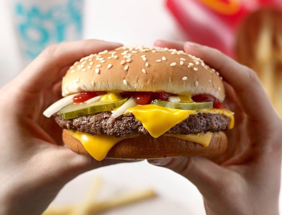 Nhung dieu tao nen mot chiec cheese burger ngon dung chuan My hinh anh