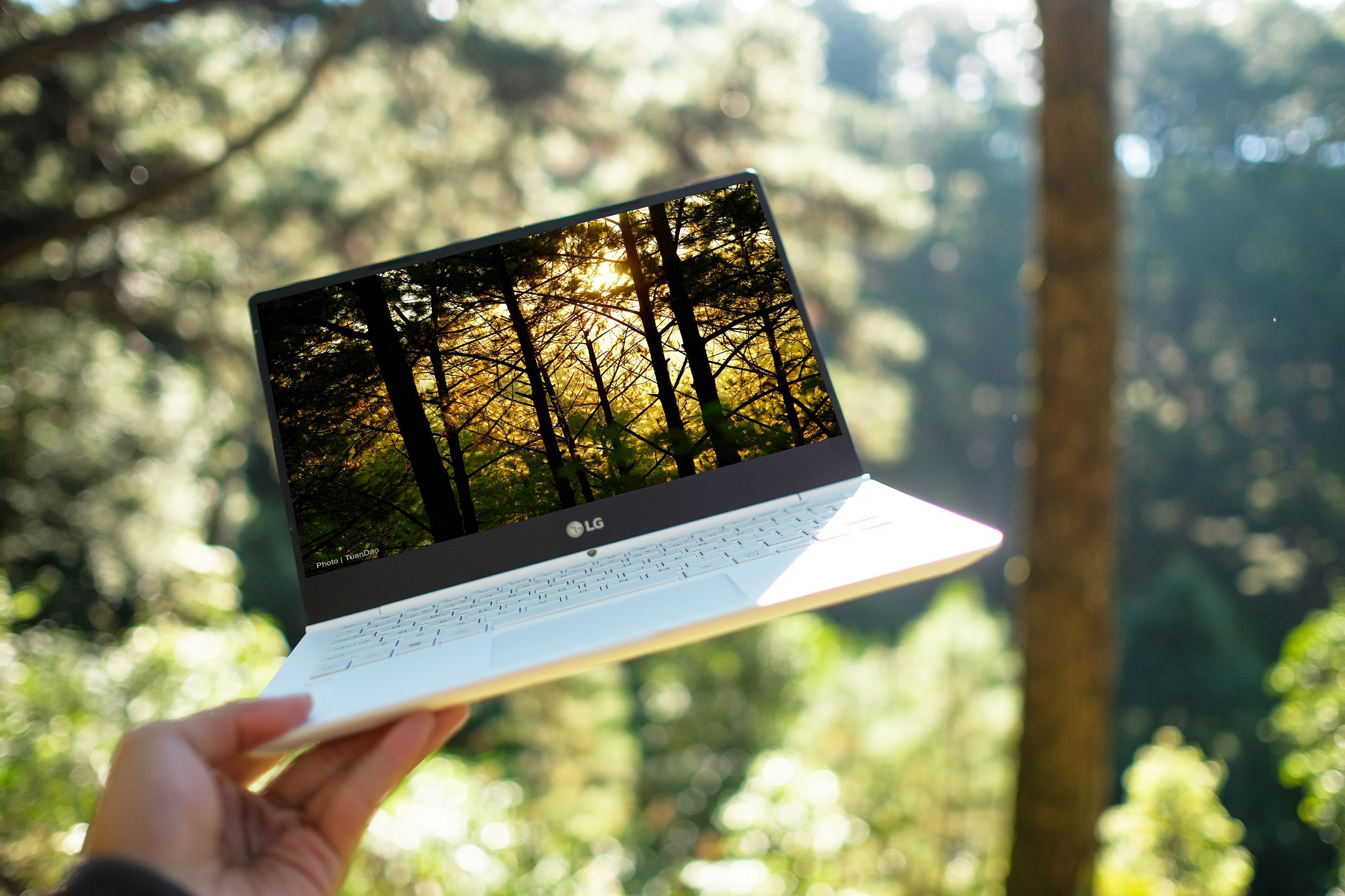 Laptop gon nhe cho nguoi tre me xe dich hinh anh