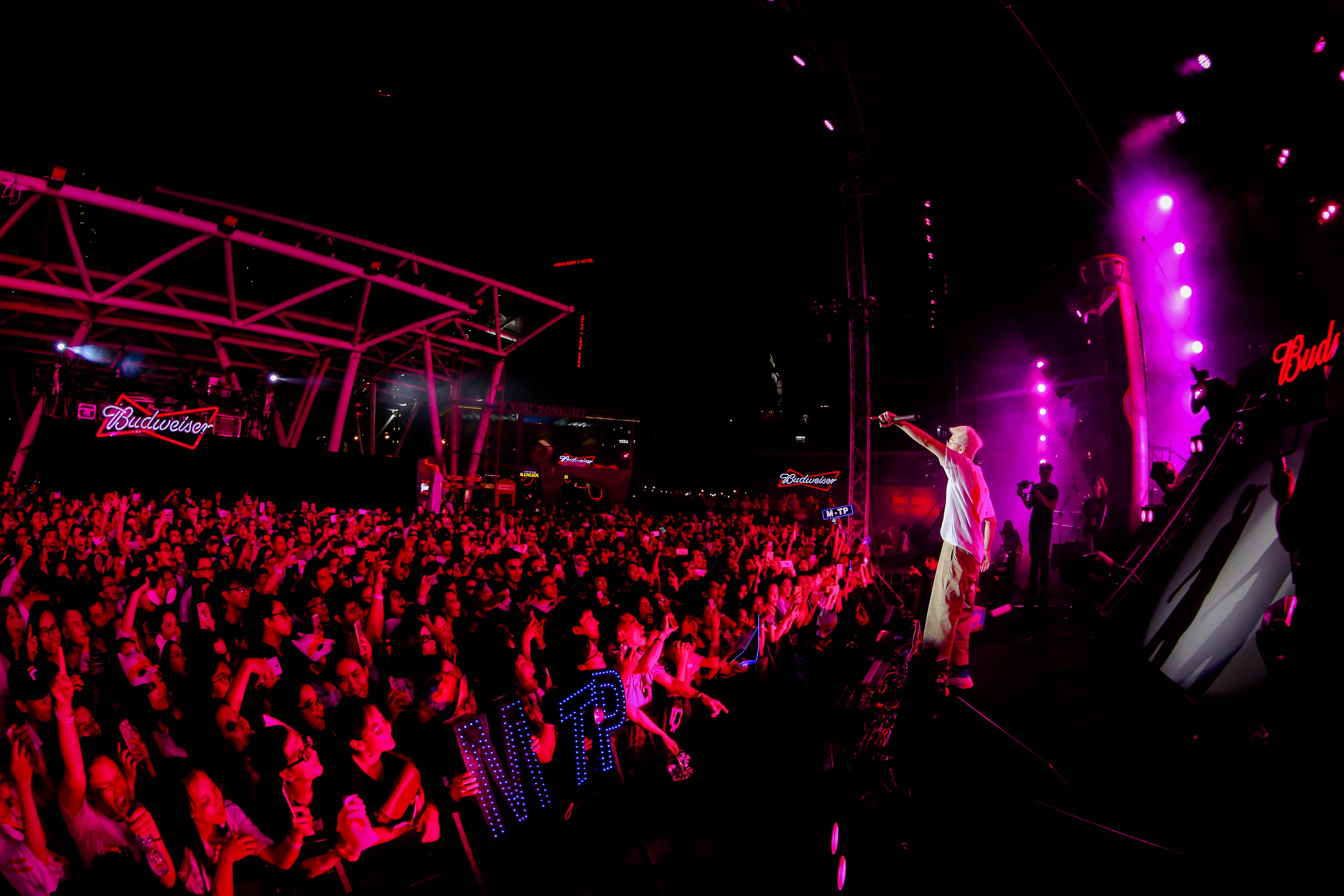 Son Tung M-TP chay het minh trong dem Halloween anh 3