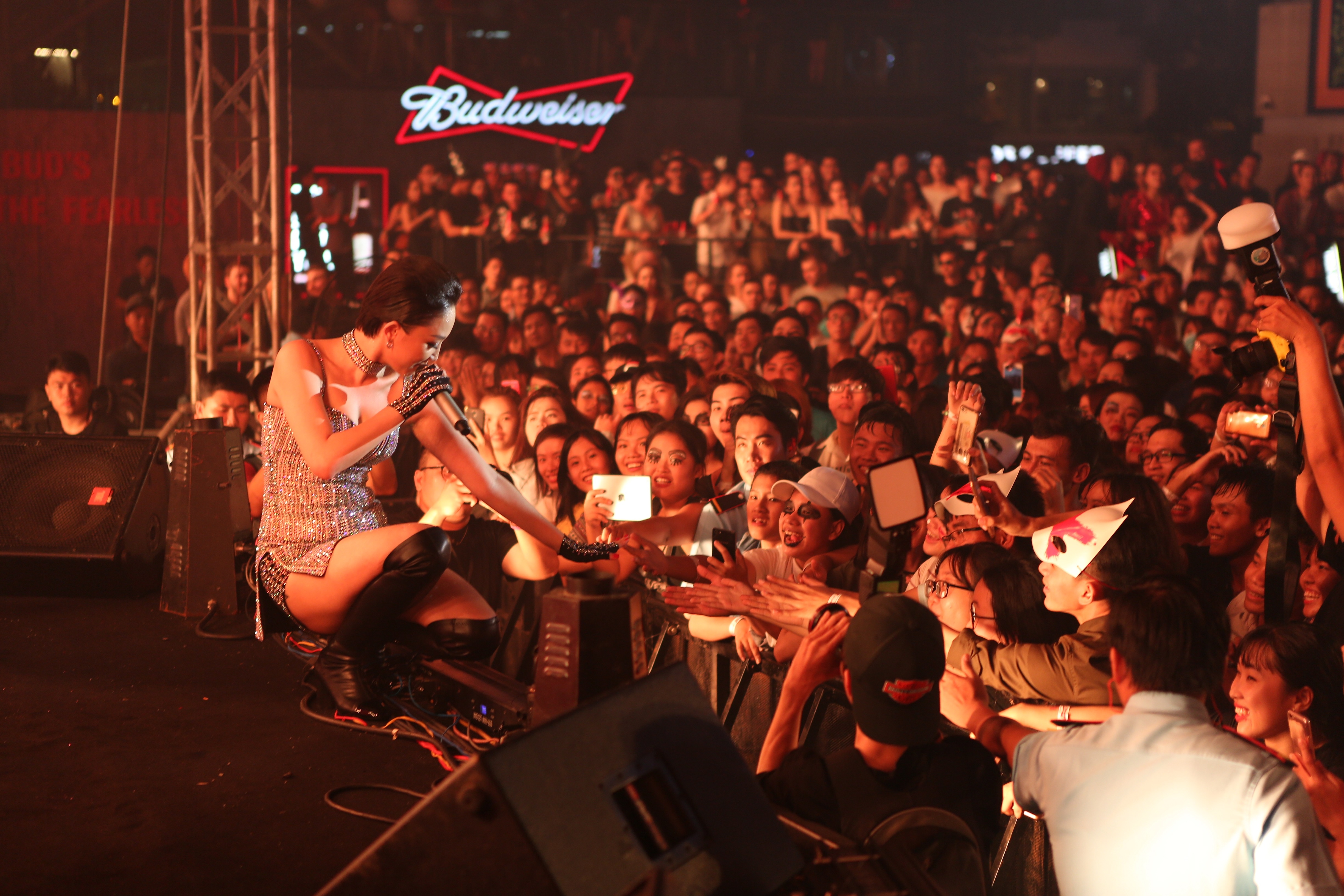 Son Tung M-TP chay het minh trong dem Halloween anh 5