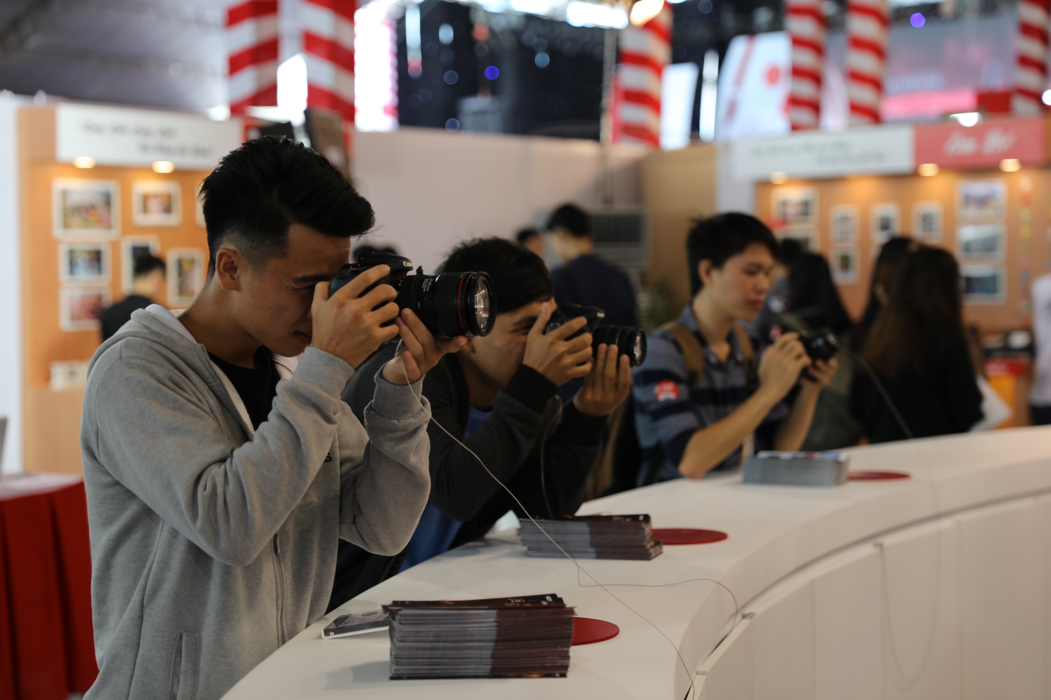 Pho giam doc Canon: ‘Doanh so may anh chuyen nghiep dang tang truong’ hinh anh