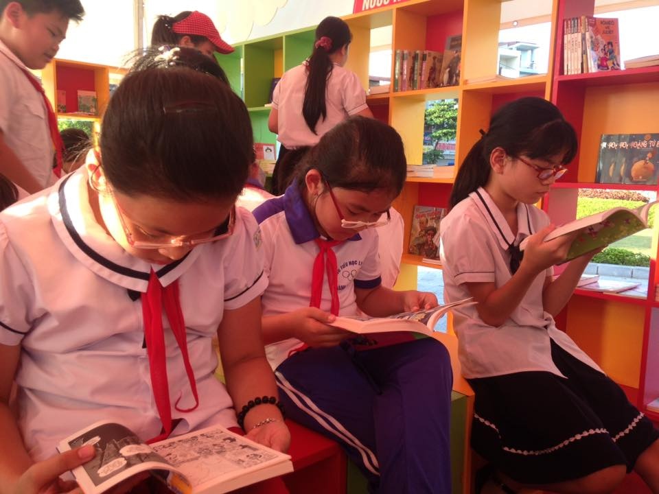 Lan toa thoi quen doc sach toi tre em vung xa hinh anh