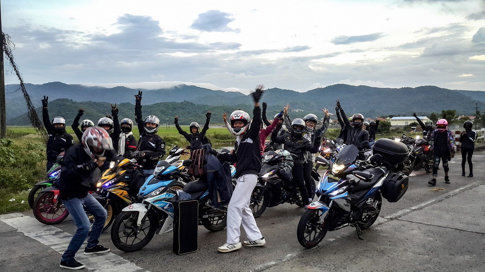 thi anh chup voi Honda Winner anh 6