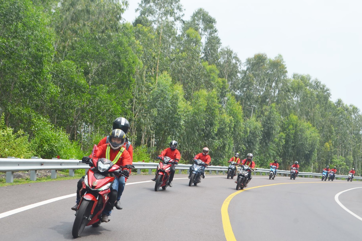 thi anh chup voi Honda Winner anh 7