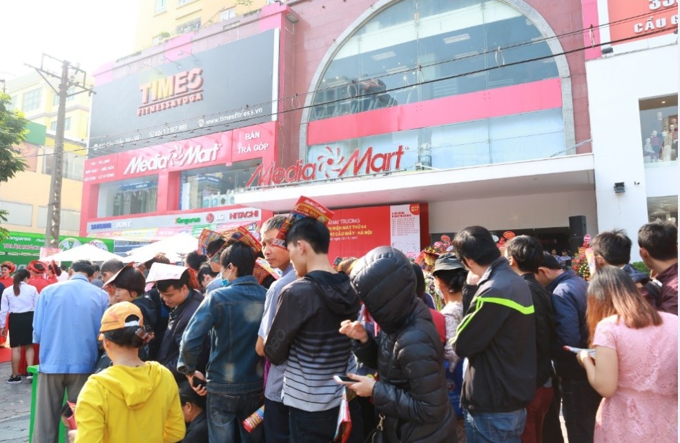 Nguoi tieu dung xep hang dai mua sam tai Media Mart moi khai truong hinh anh