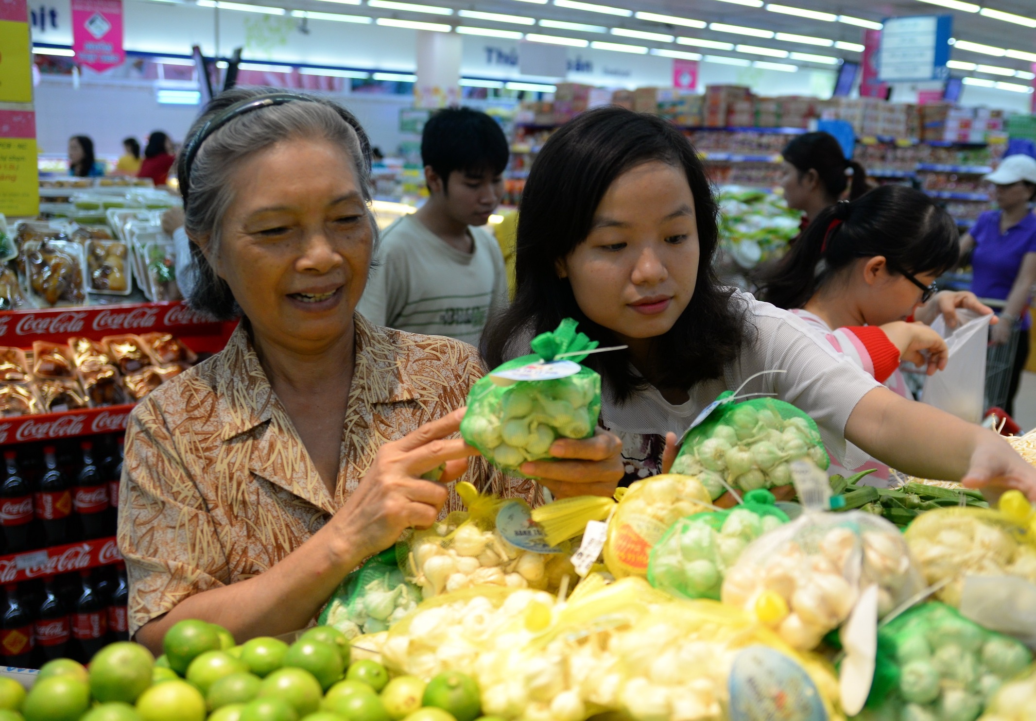 Co.opmart ca nuoc dong loat giam gia hat nem, pho mai, ca phe hinh anh