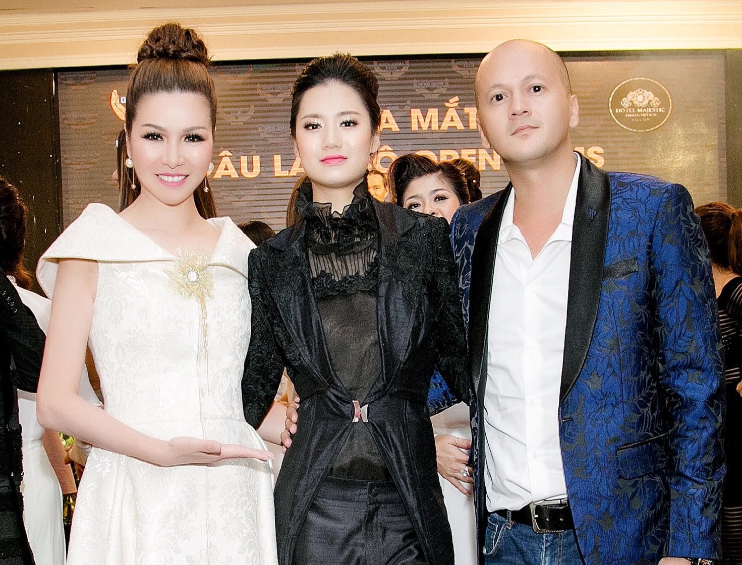 Dau gia thanh cong trang phuc 120 trieu dong cho quy Open Arms hinh anh