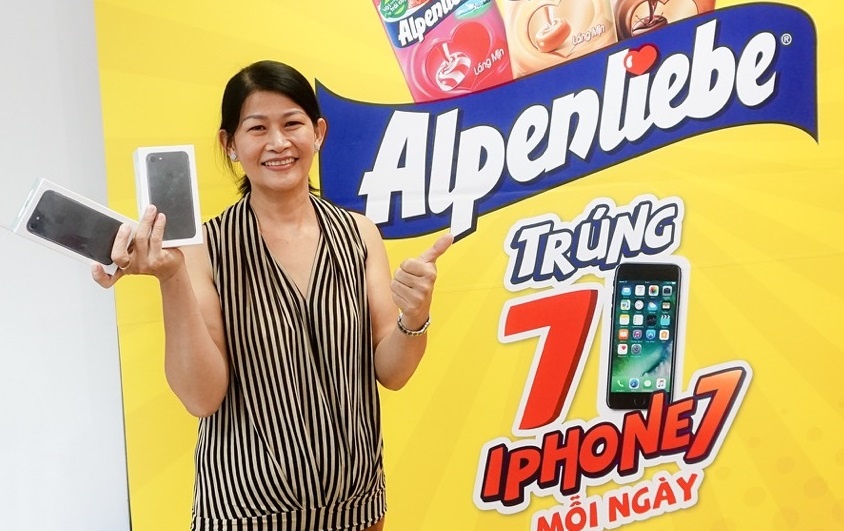 Nguoi phu nu 3 lan ‘nhat’ iPhone 7 trong thoi keo Alpenliebe hinh anh