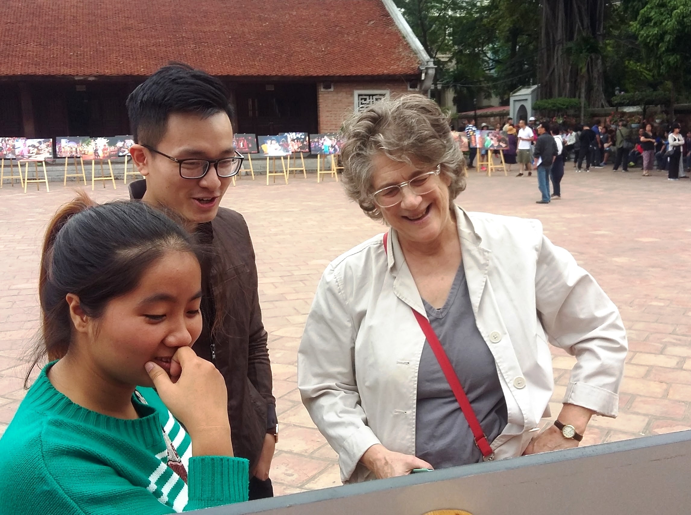 Trien lam 'Thu vong nguyet' cham toi cam xuc du khach nuoc ngoai hinh anh