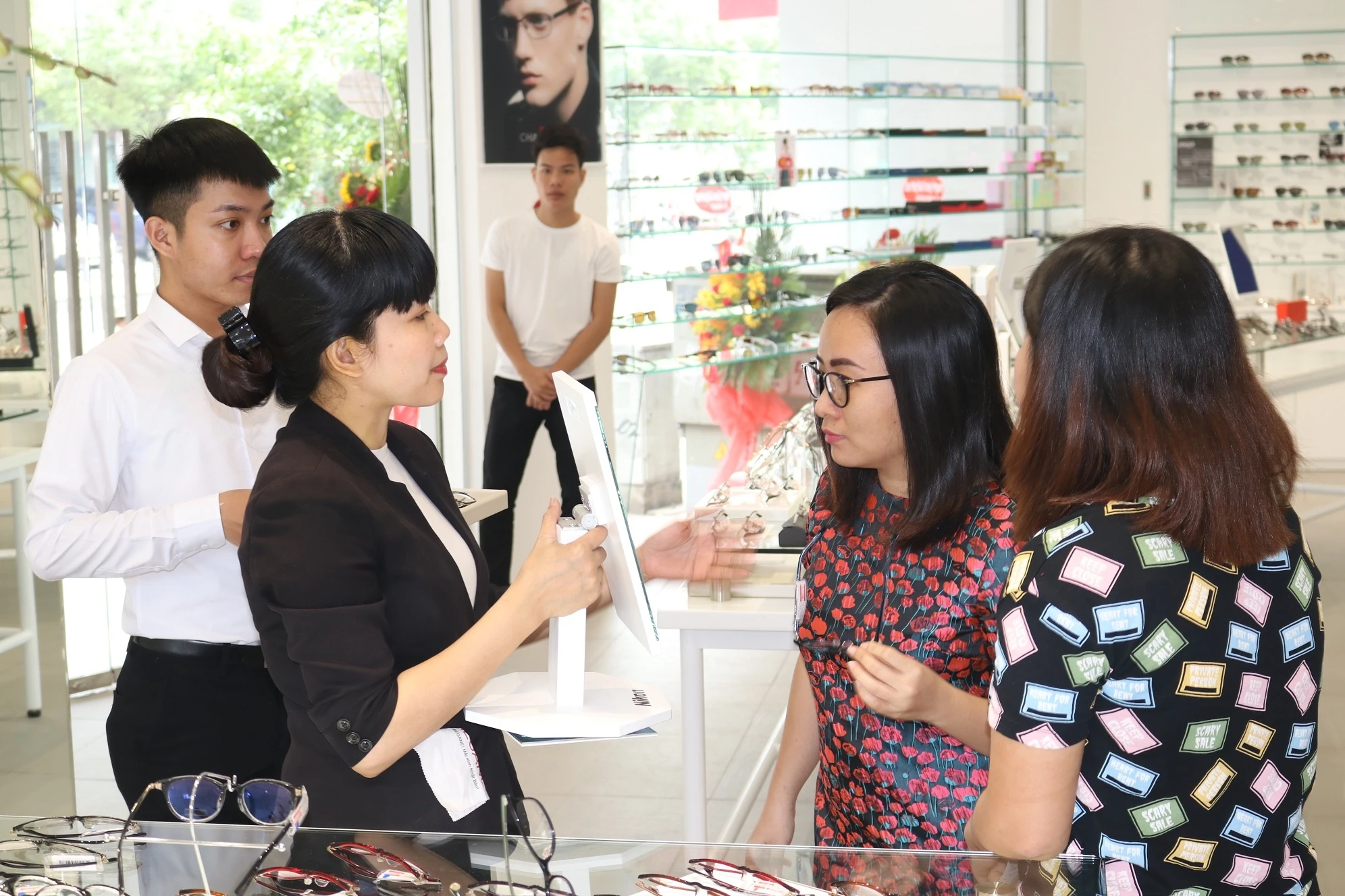 He thong i-Megane - diem mua mat kinh uy tin tai TP.HCM hinh anh