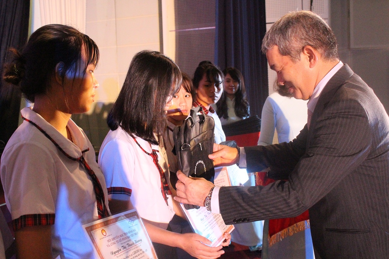 Trao 400 suat hoc bong cho tre em ngheo tai Dong Nai hinh anh